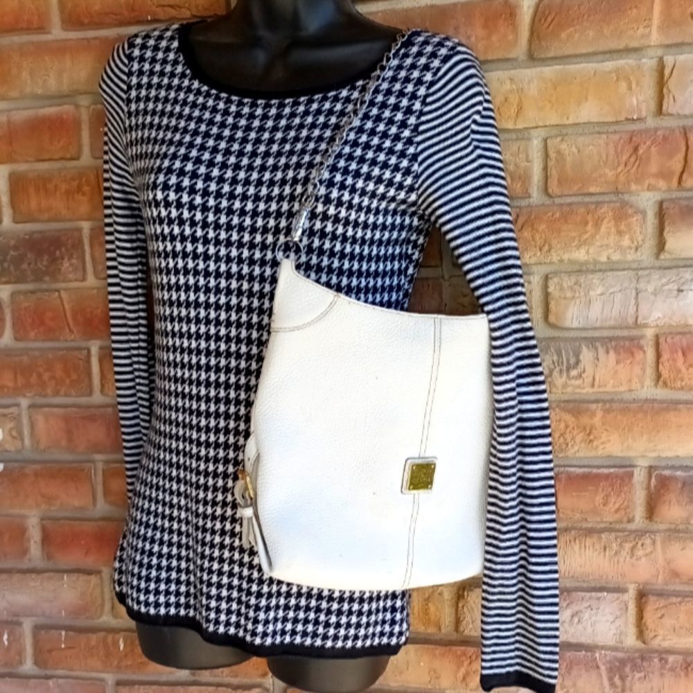 White purse w chain shoulder strap